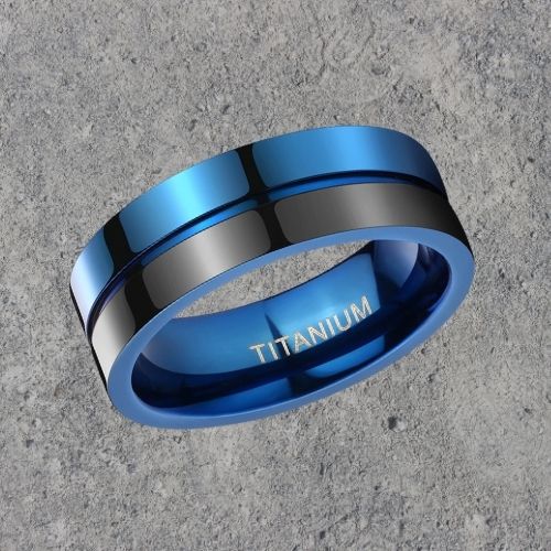 Anello in titanio per uomo in nero e blu in tutte le taglie comode