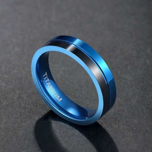 anello da uomo blu con design in titanio metà blu e metà nero stile moderno design lucido