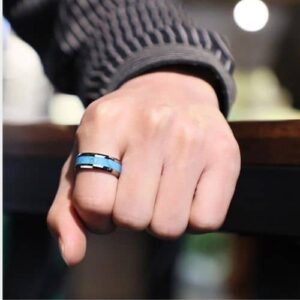 L'uomo prova il suo anello in argento e tungsteno blu