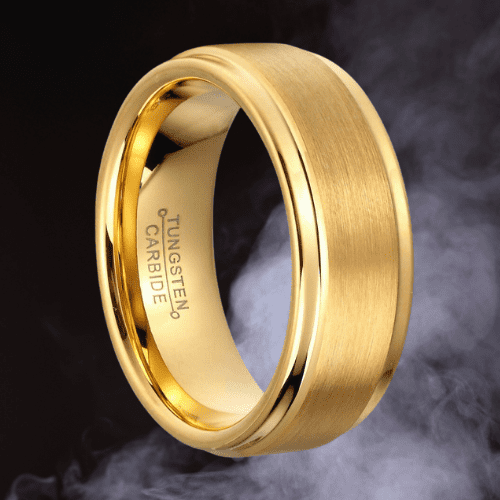 Anello in tungsteno oro spazzolato e lucidato per uomo. Stile moderno, design tradizionale, vestibilità comoda da 6 mm a 8 mm