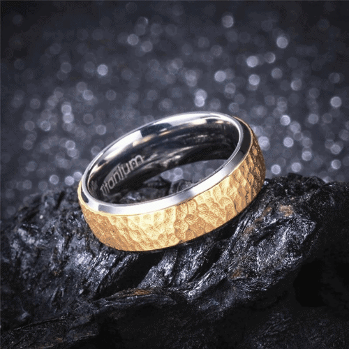 Anello in titanio per uomo - Superficie martellata in oro con bordi in argento lucido