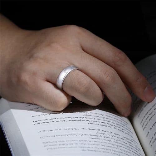 Uomo che indossa un anello in argento al tungsteno per uomo