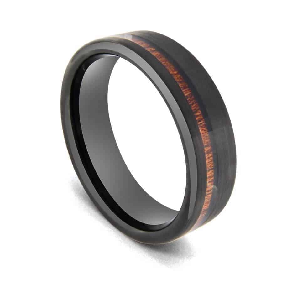 Anello in tungsteno nero con scanalatura in legno naturale