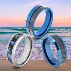 anelli blu per uomo sullo sfondo dell'oceano