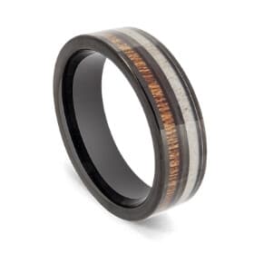 Anello in tungsteno nero con intarsio di corno e legno naturale