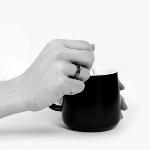 Uomo che indossa un anello di titanio nero