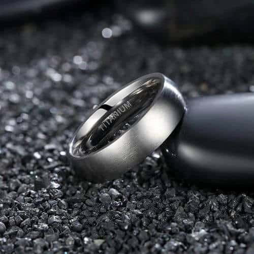 anello da uomo in titanio argento spazzolato comfort fit design stile moderno