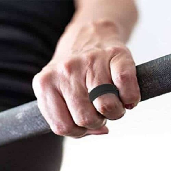 Uomo che indossa un anello di silicone in palestra