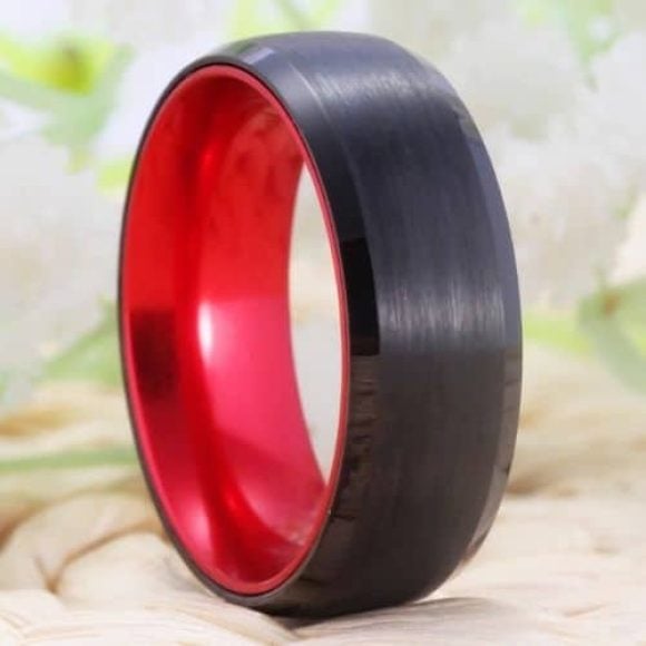 Anello da uomo in tungsteno nero con interno rosso spazzolato comfort fit