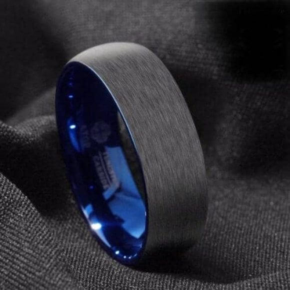 Anello nero spazzolato per uomo con interno blu brillante visibile sul bordo dell'anello