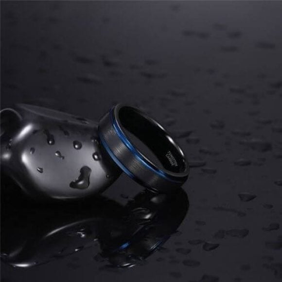 Anello in tungsteno per uomo in nero e blu