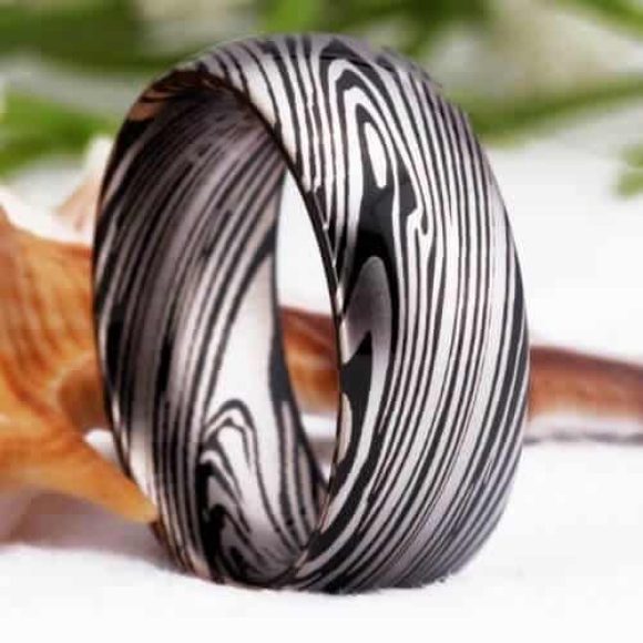 Modello in acciaio di Damasco su un anello in tungsteno da uomo