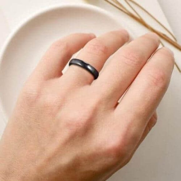 Anello elegante da uomo in titanio nero lucido