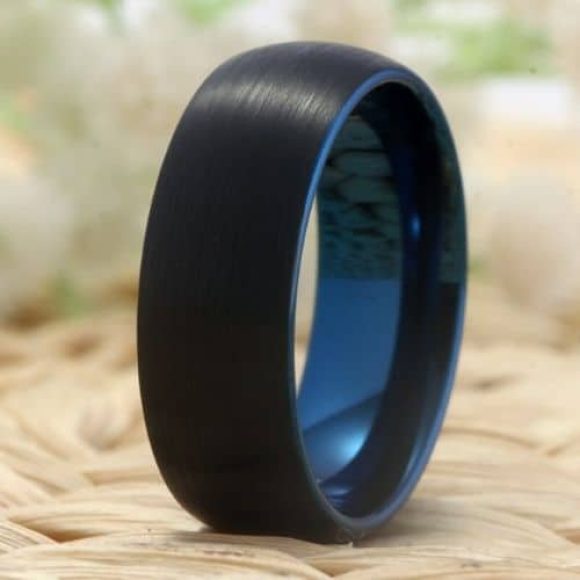 Anello da uomo in carburo di tungsteno con interno blu vivido, design in stile moderno