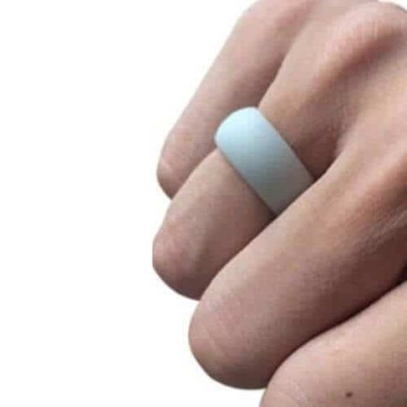 L'uomo indossa un anello in silicone grigio chiaro
