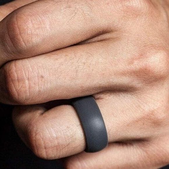 Uomo che indossa un anello di silicone