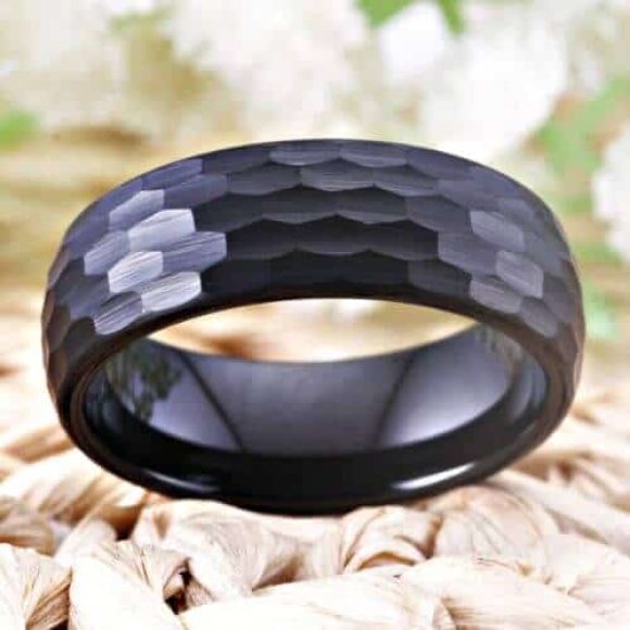 Anello in tungsteno nero per uomo con finitura martellata