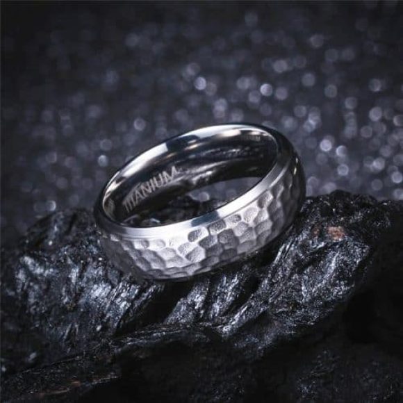 Anello in titanio martellato argento per uomo