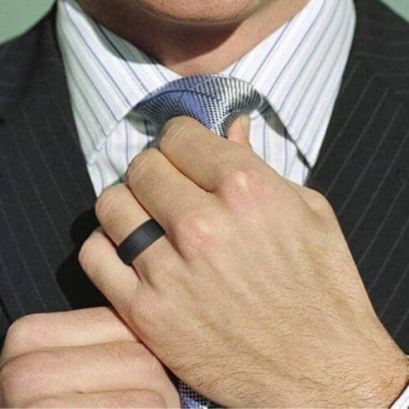 Uomo che indossa un anello di silicone nero