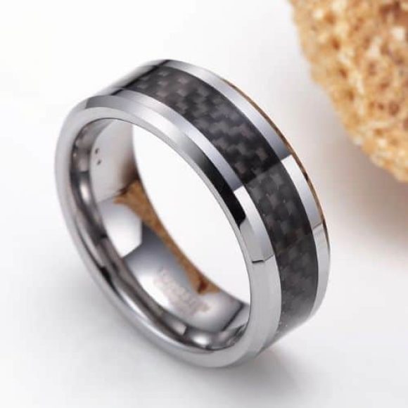 Anello da uomo in tungsteno con inserto in fibra di carbonio