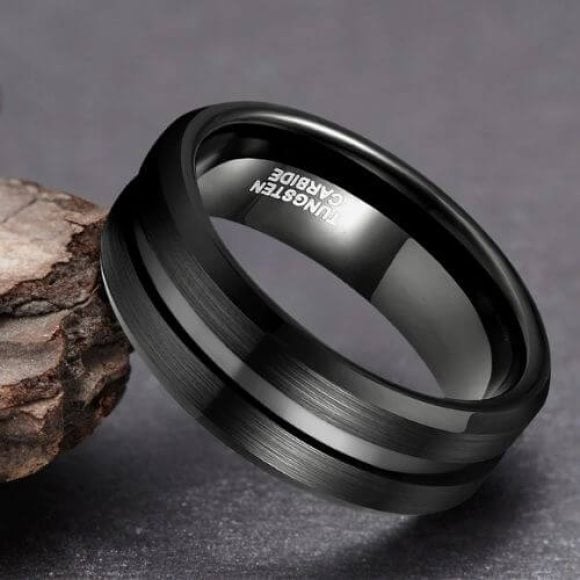 Elegante anello da uomo nero realizzato in carburo di tungsteno