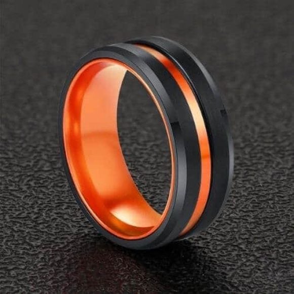 anello da uomo nero con fascia arancione al centro e arancione all'interno 8mm