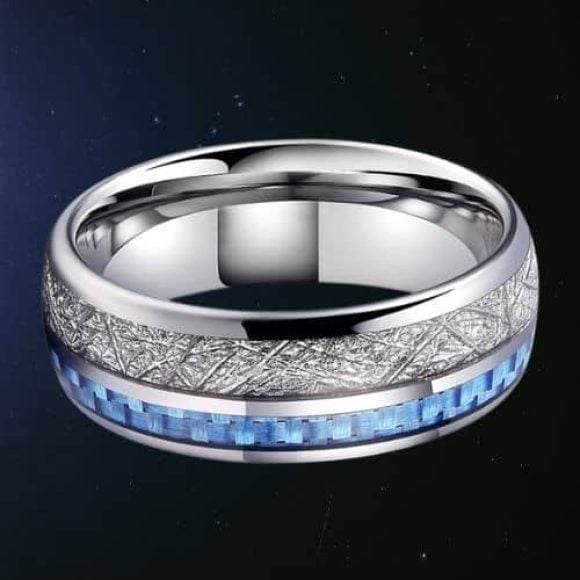 Anello da uomo in argento con inserti in finto meteorite e fibra di carbonio blu