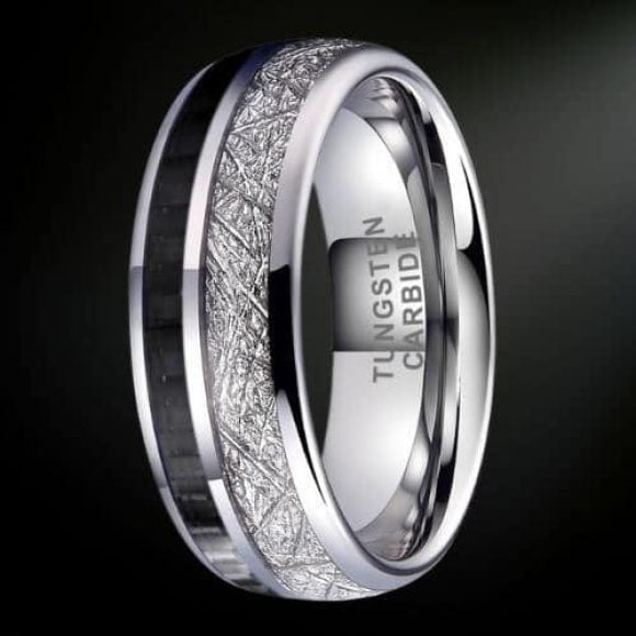 Anello in tungsteno con inserti in finto meteorite e fibra di carbonio nera su fascia in argento