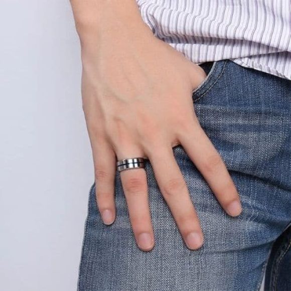 L'uomo prova il suo anello in argento tungsteno con scanalatura blu