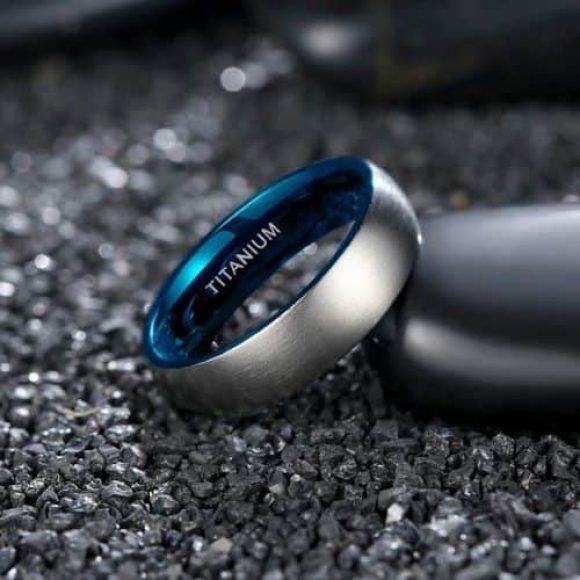 Anello in argento e titanio blu per uomo, vestibilità comoda e spazzolata