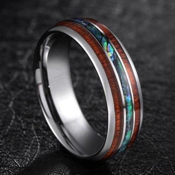 Anello in argento e tungsteno con conchiglia di abalone e intarsi in legno naturale, design in stile moderno